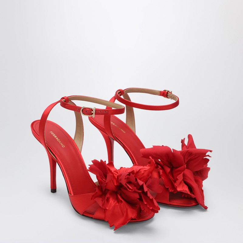 Sandales Ferragamo en satin rouge avec fleur