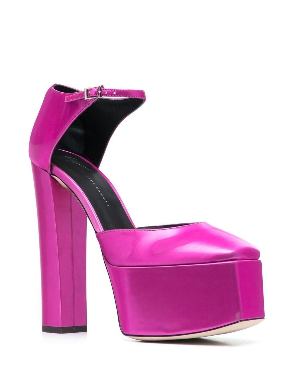 Giuseppe Zanotti con tacón de piel fucsia