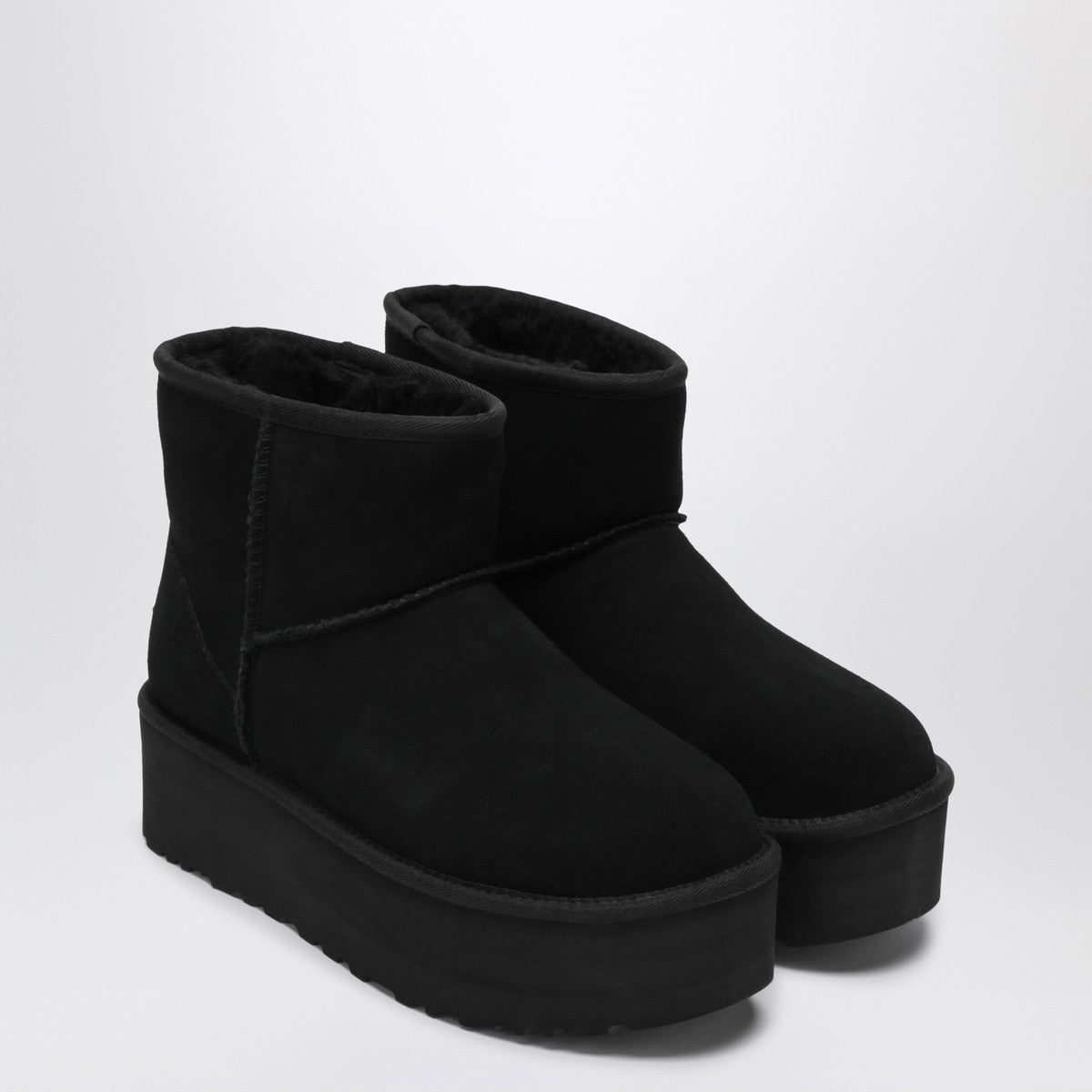 Bottes à plateforme Ugg Classic Mini en daim noir