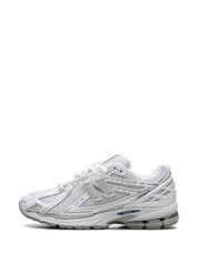Baskets New Balance en maille blanche avec bordure en similicuir