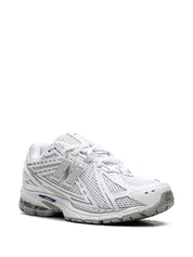 Baskets New Balance en maille blanche avec bordure en similicuir
