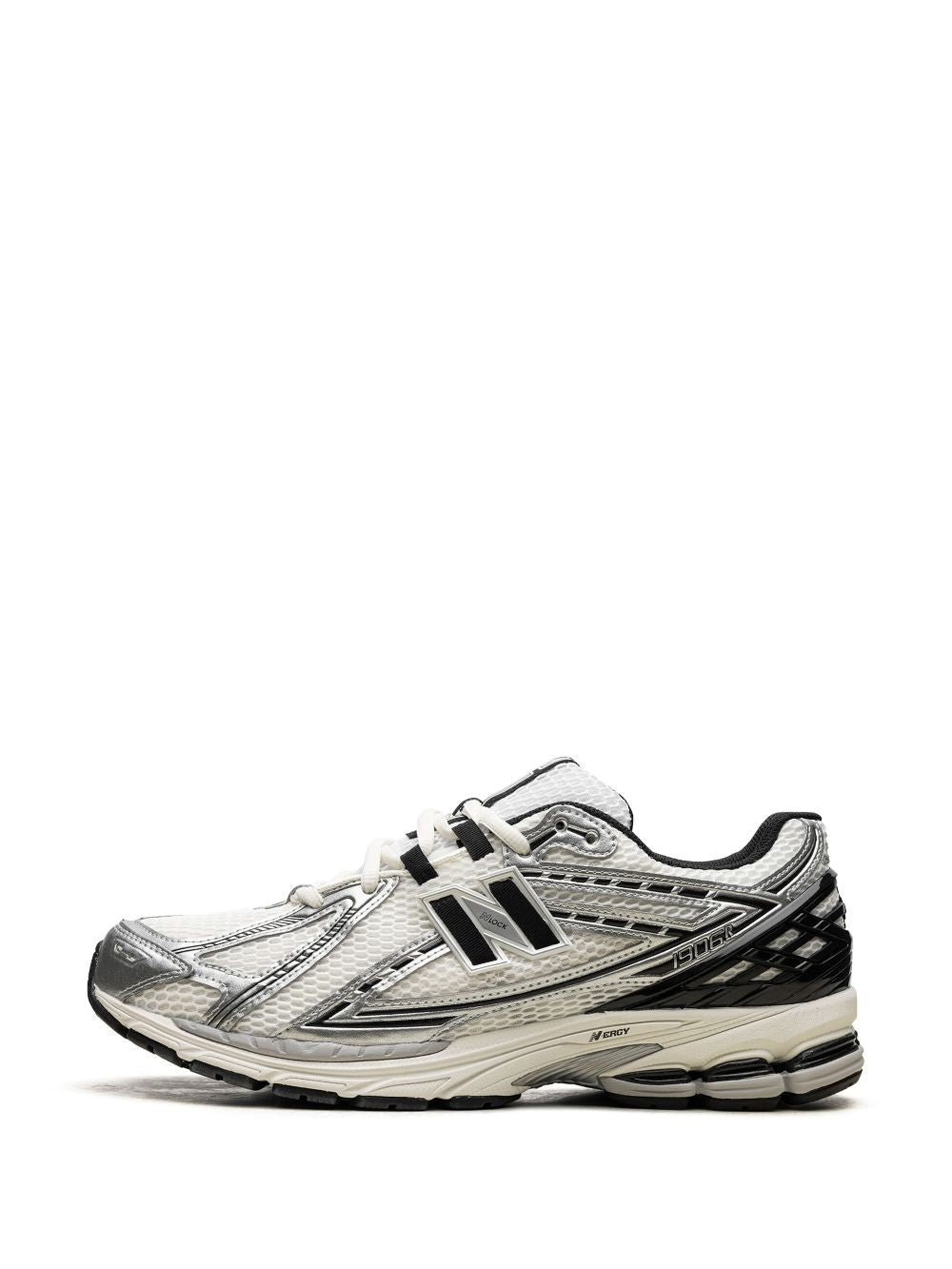 Zapatillas New Balance blancas estilo deportivo clásico