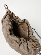 Brunello Cucinelli Bolsos.. Hobo brioche de ante gris paloma