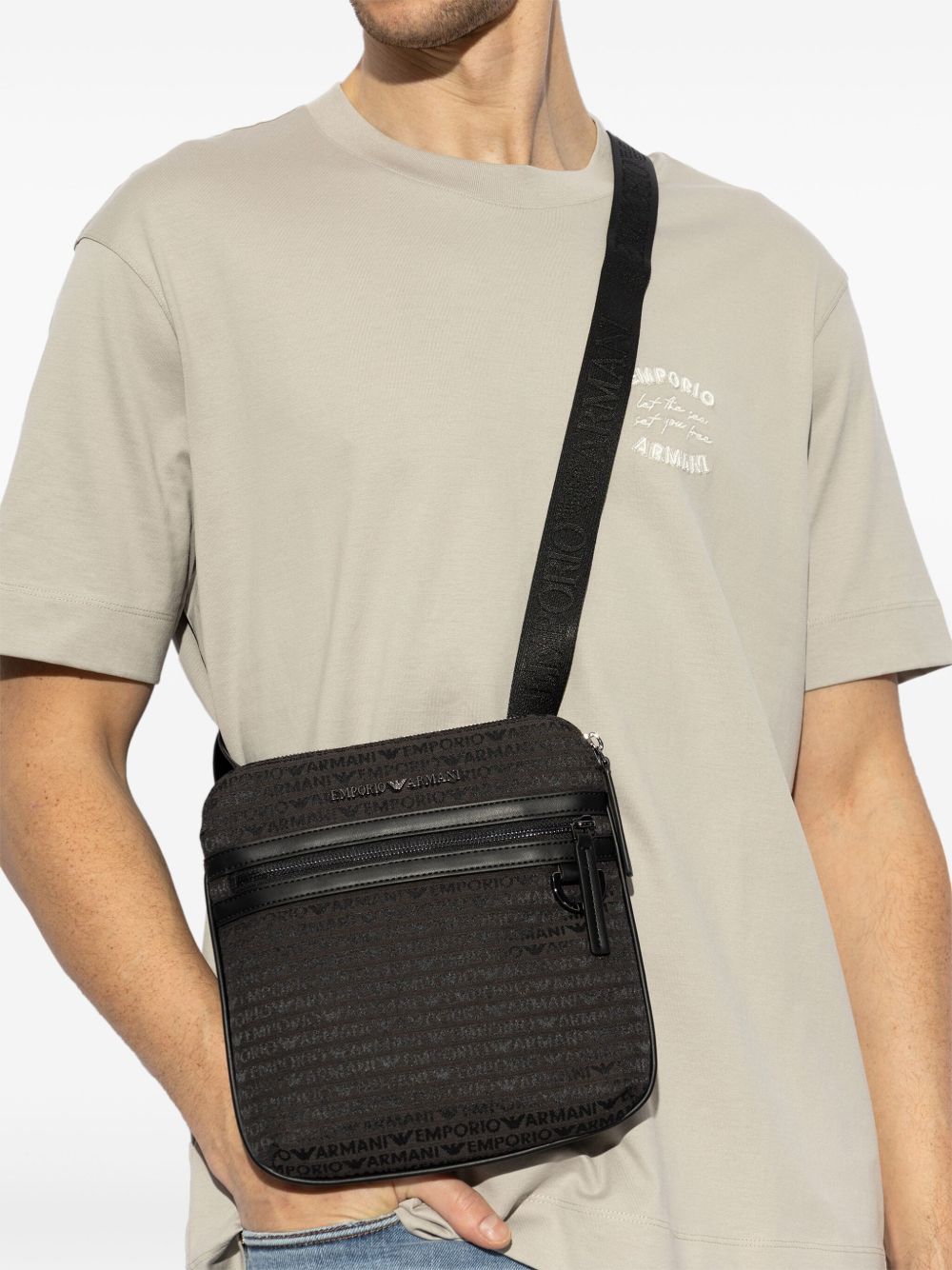 Bolso bandolera con logotipo integral de Emporio Armani