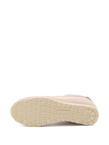 AUTRY Sneakers Powder — Powder‑pink leather sneakers