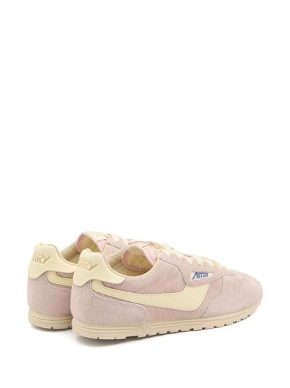 AUTRY Sneakers Powder — Powder‑pink leather sneakers