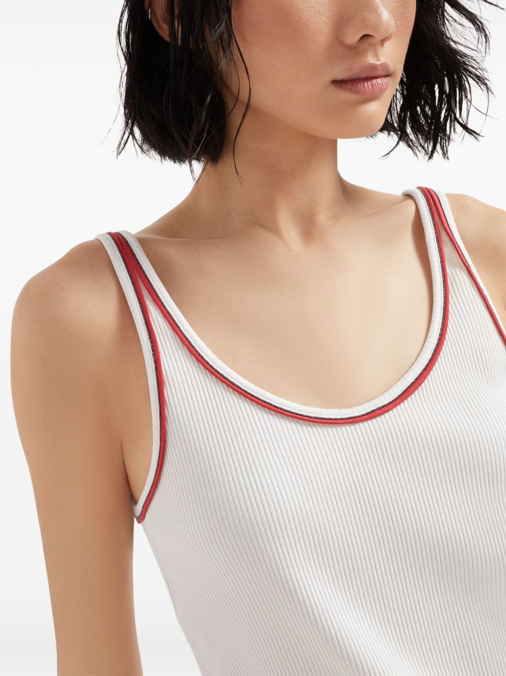 Top Brunello Cucinelli de algodón blanco acanalado con ribete en contraste