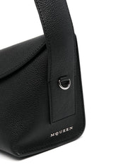 Sacs Alexander McQueen. Sac bandoulière en cuir noir