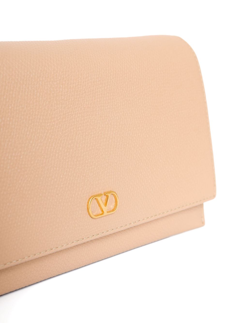 Bolsos Valentino Garavani. Cartera de piel en polvo con cadena.