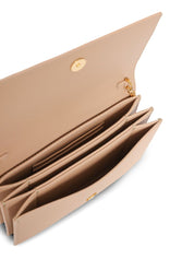 Bolsos Valentino Garavani. Cartera de piel en polvo con cadena.