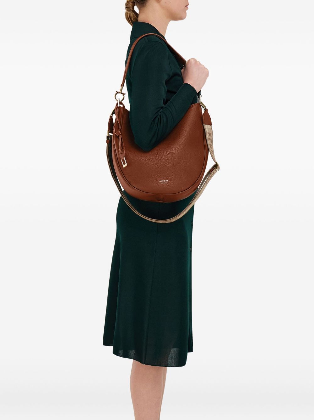 Sacs Ferragamo. Sac hobo moyen en cuir marron