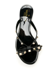 Sandalias Valentino Garavani negras con lazo Rockstud
