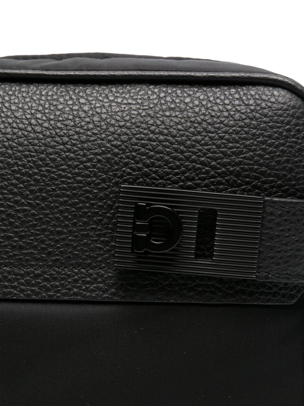 Sacs Ferragamo. Sac bandoulière noir en cuir de veau