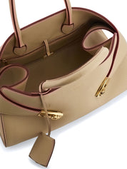 Sacs Ferragamo. Petit sac fourre-tout en cuir beige