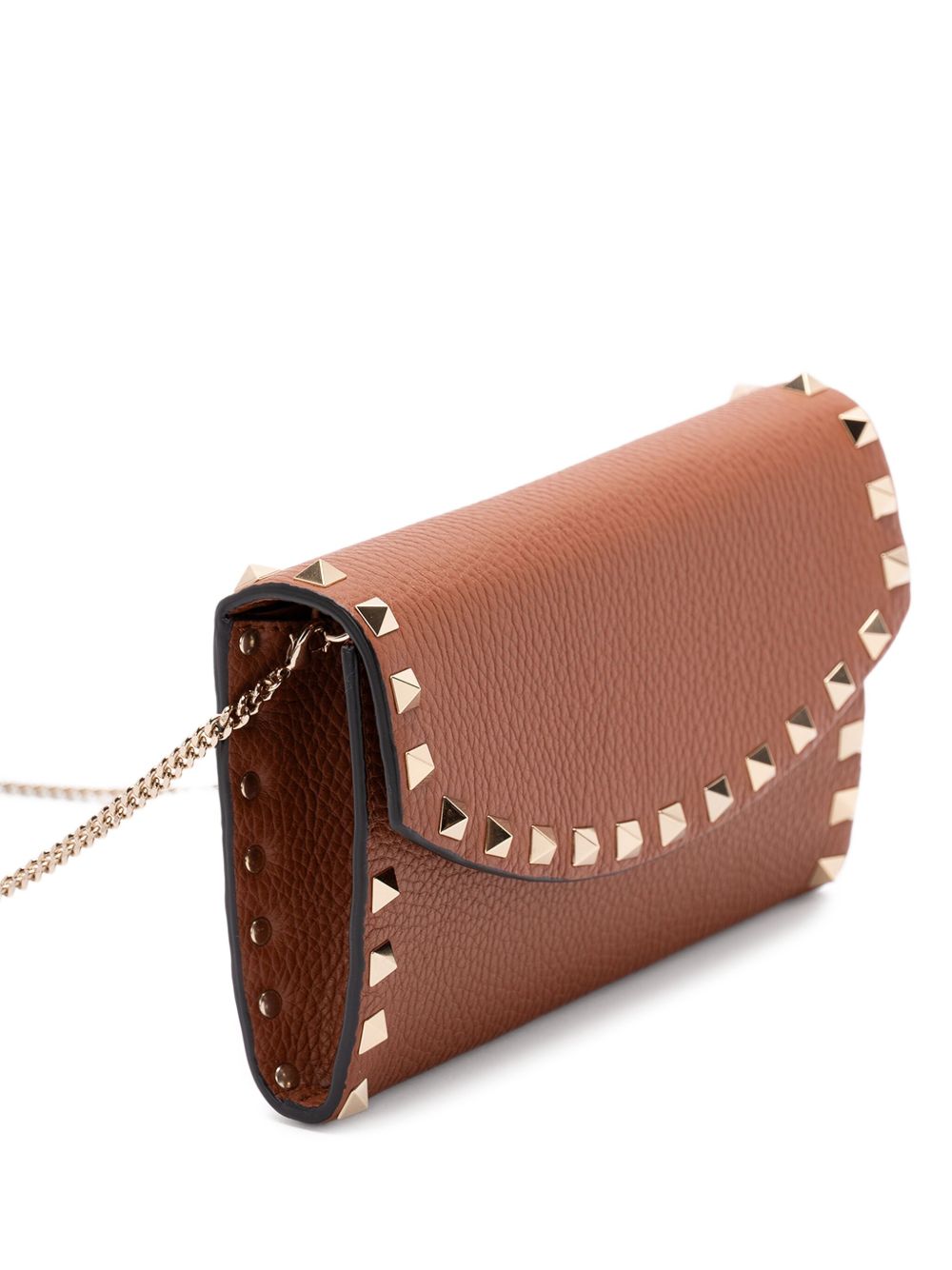 Bolsos Valentino Garavani. Cartera Rockstud de piel marrón con cadena.
