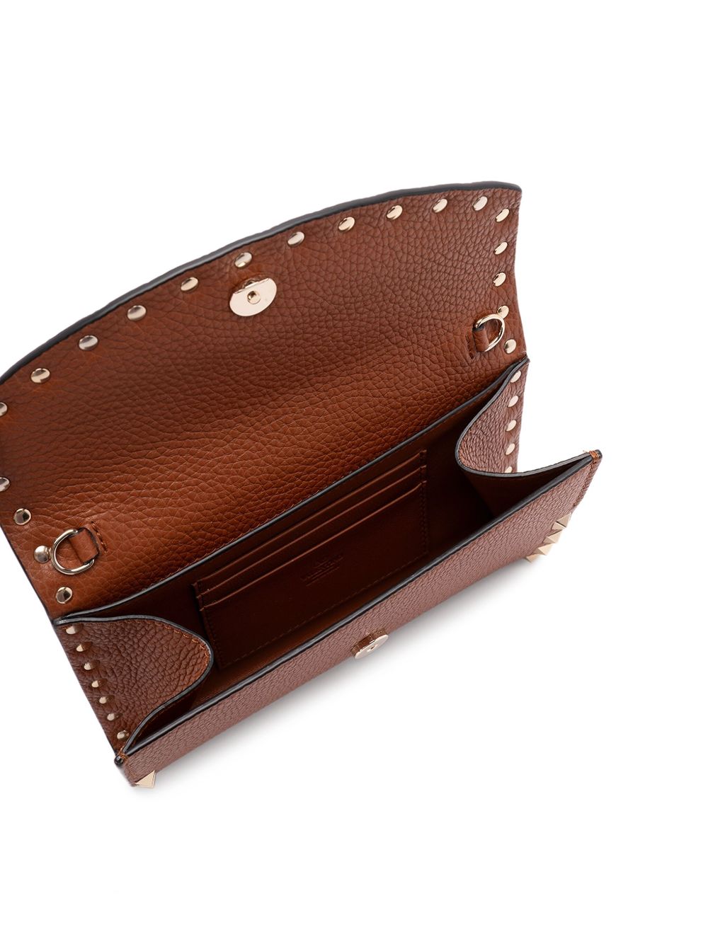 Bolsos Valentino Garavani. Cartera Rockstud de piel marrón con cadena.