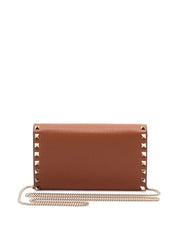 Bolsos Valentino Garavani. Cartera Rockstud de piel marrón con cadena.