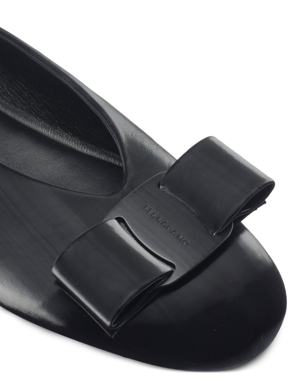Chaussures plates Ferragamo en soie noire et cuir nylon