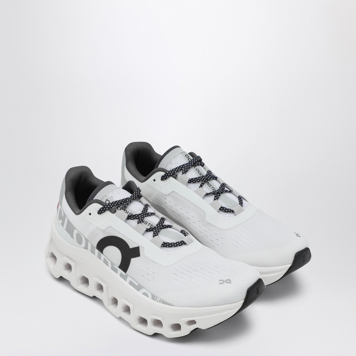 Sur les baskets blanches Cloudmonster