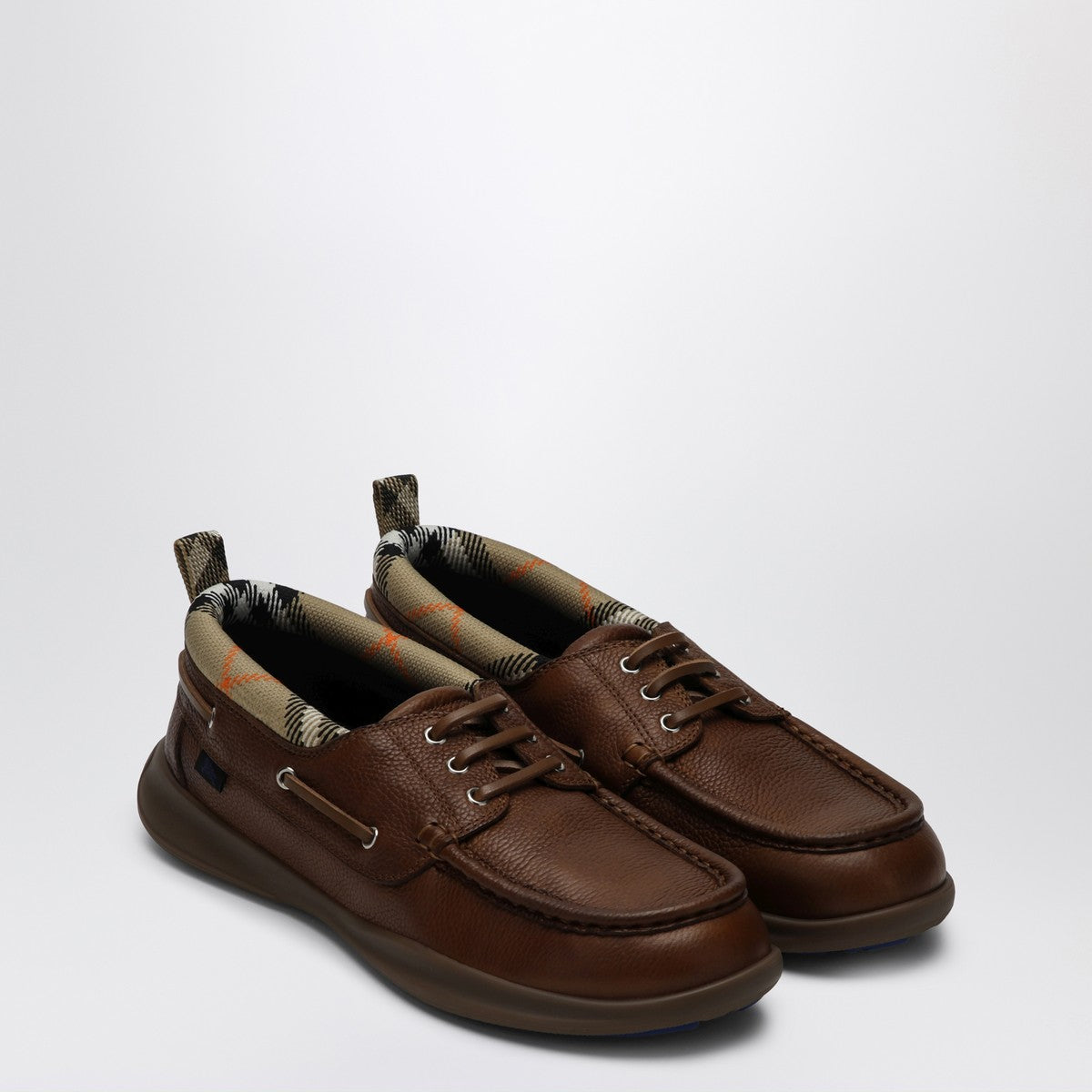 Mocasines marrones Burberry con ribete de cuadros