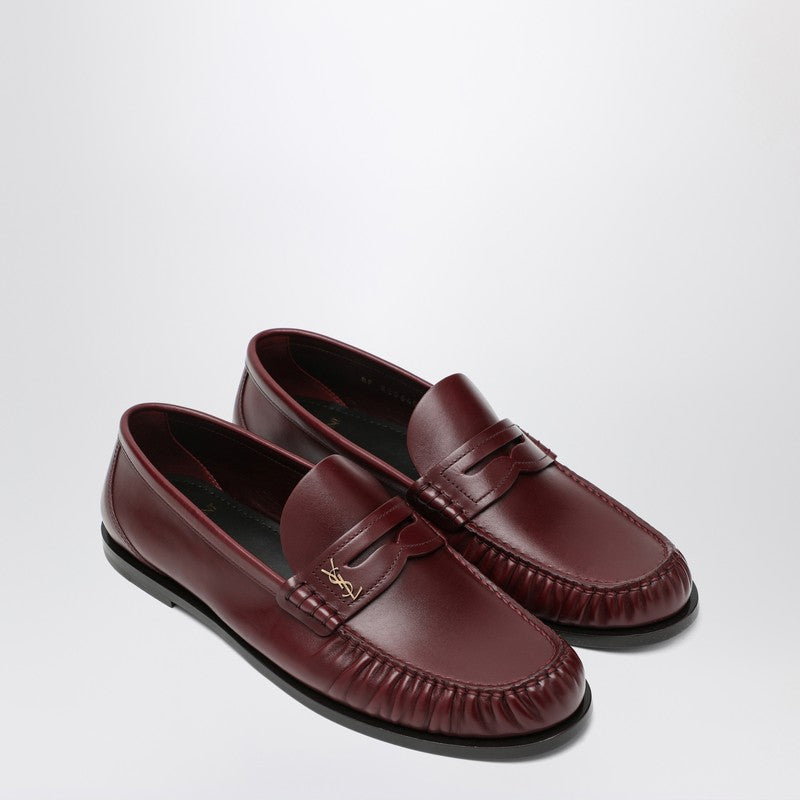 Mocassins en cuir rouge foncé avec monogramme Saint Laurent