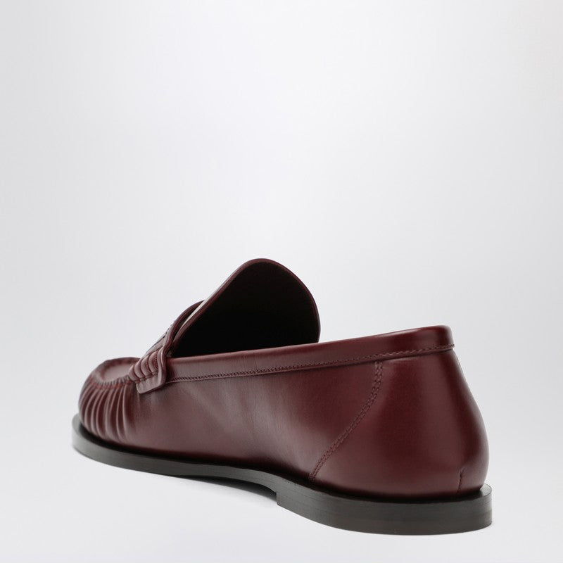 Mocassins en cuir rouge foncé avec monogramme Saint Laurent