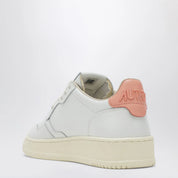AUTRY Medalist Low Sneakers in white/peach pink “Floating Dreams”
