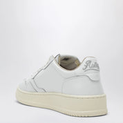 AUTRY Medalist Low Sneakers in white leather with shell detail