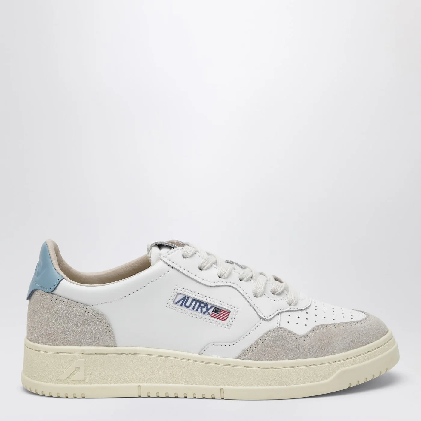AUTRY Medalist Low Sneakers in white/light blue leather and suede
