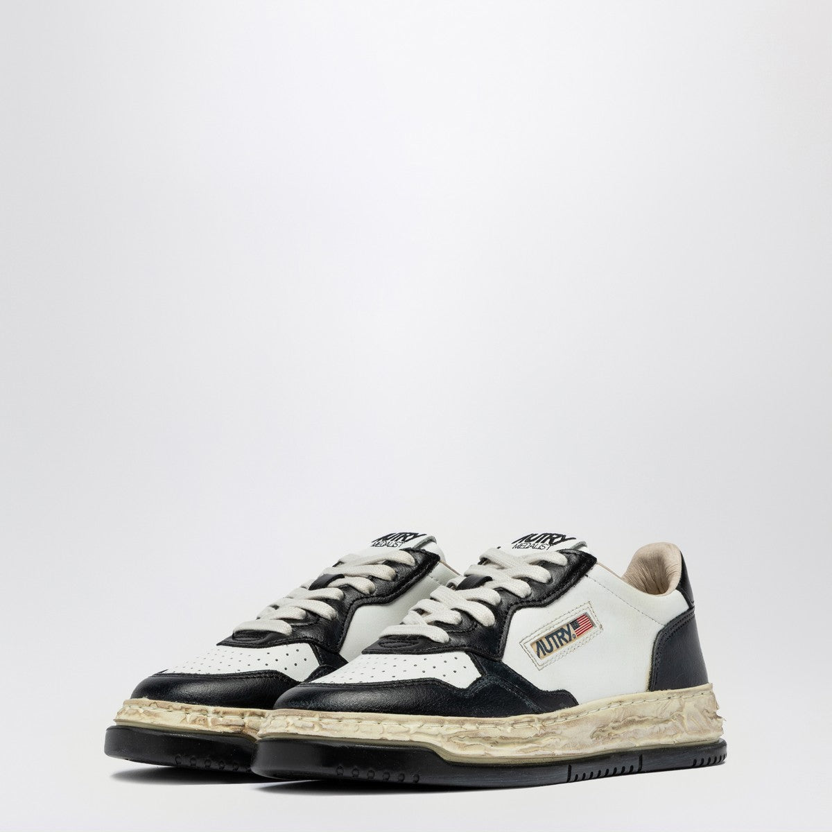 Baskets Sup Vint blanches/noires en cuir Autry X Mihara Yasuhiro