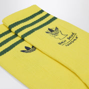 Chaussettes jaunes adidas x Brain Dead avec logo